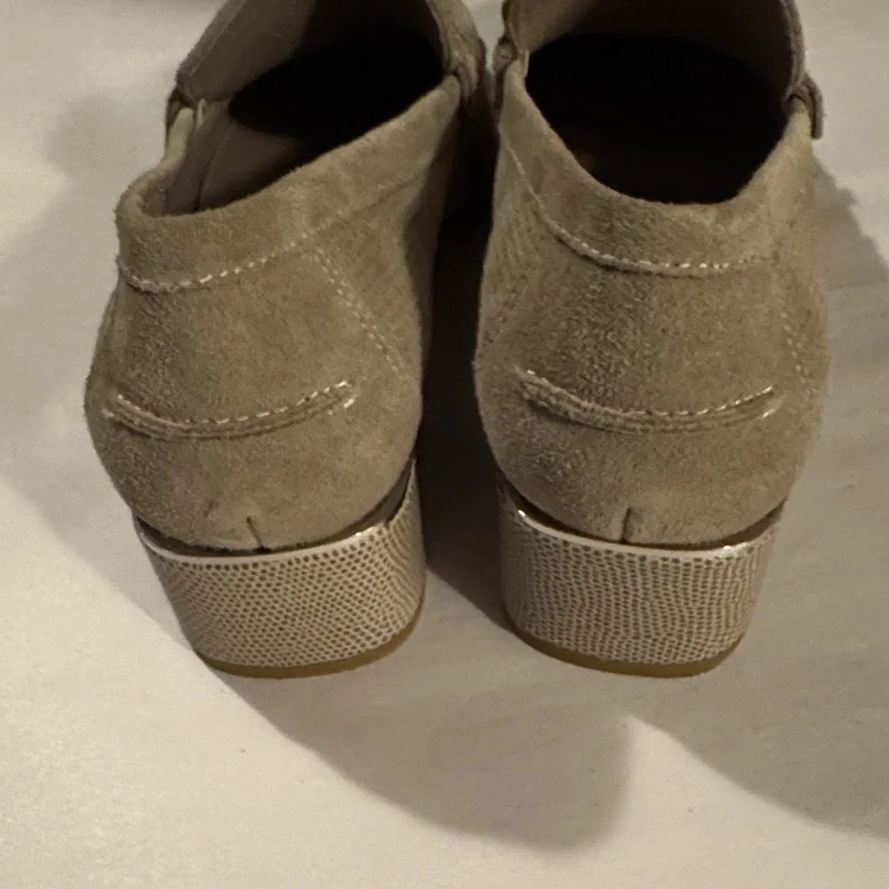 LIKE NEW Condition Donald J. Pliner Beige Suede Tassel Loafers